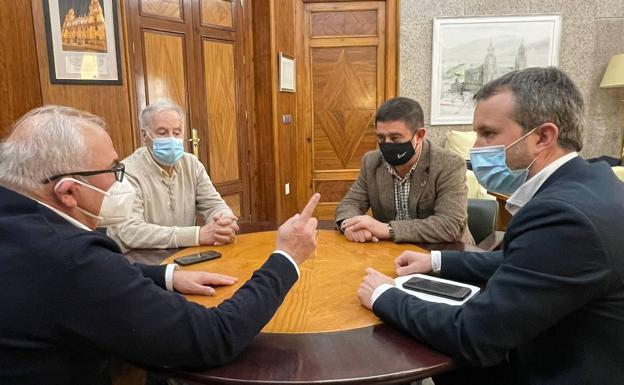 El alcalde plantea una manifestación de apoyo a la financiación de la Universidad