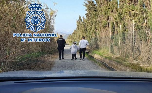 Encuentran a un niño desaparecido en Motril justo cuando iba a entrar en el mar