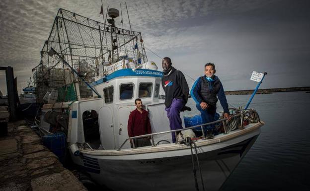 «Nuestros barcos reparten hambre entre 120 familias»