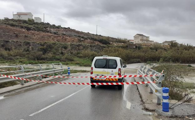 Las fuertes lluvias provocan el corte de dos carreteras en Almería por arrastres y desprendimientos