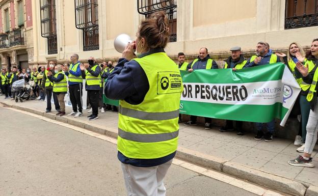 «Somos padres de familia que trabajamos y al final de mes no nos salen las cuentas»