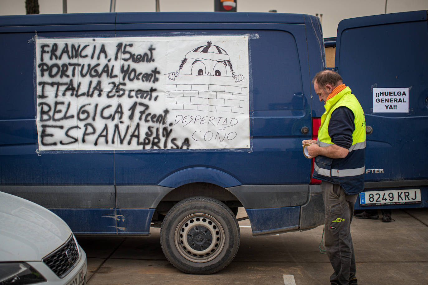 Una caravana de 80 coches protesta en el centro y 25 camiones en