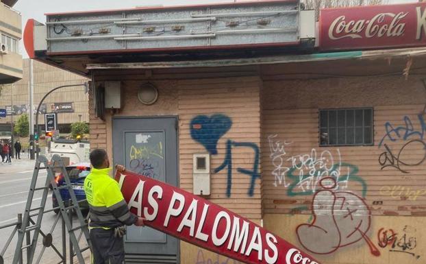 Comienza la demolición del quiosco bar de las Palomas, en el centro de la capital