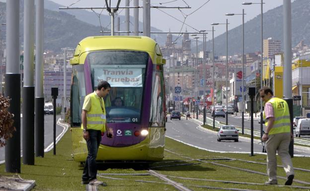 El compromiso de contratar al 60% de los conductores del tranvía, en el aire