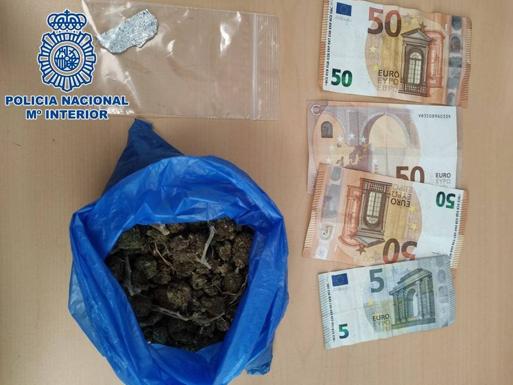 Detienen a dos hombres en Motril tras ser sorprendidos transportando droga en un vehículo