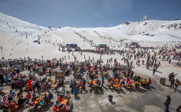 Sierra Nevada espera a que mejore el tiempo para llenarse de esquiadores