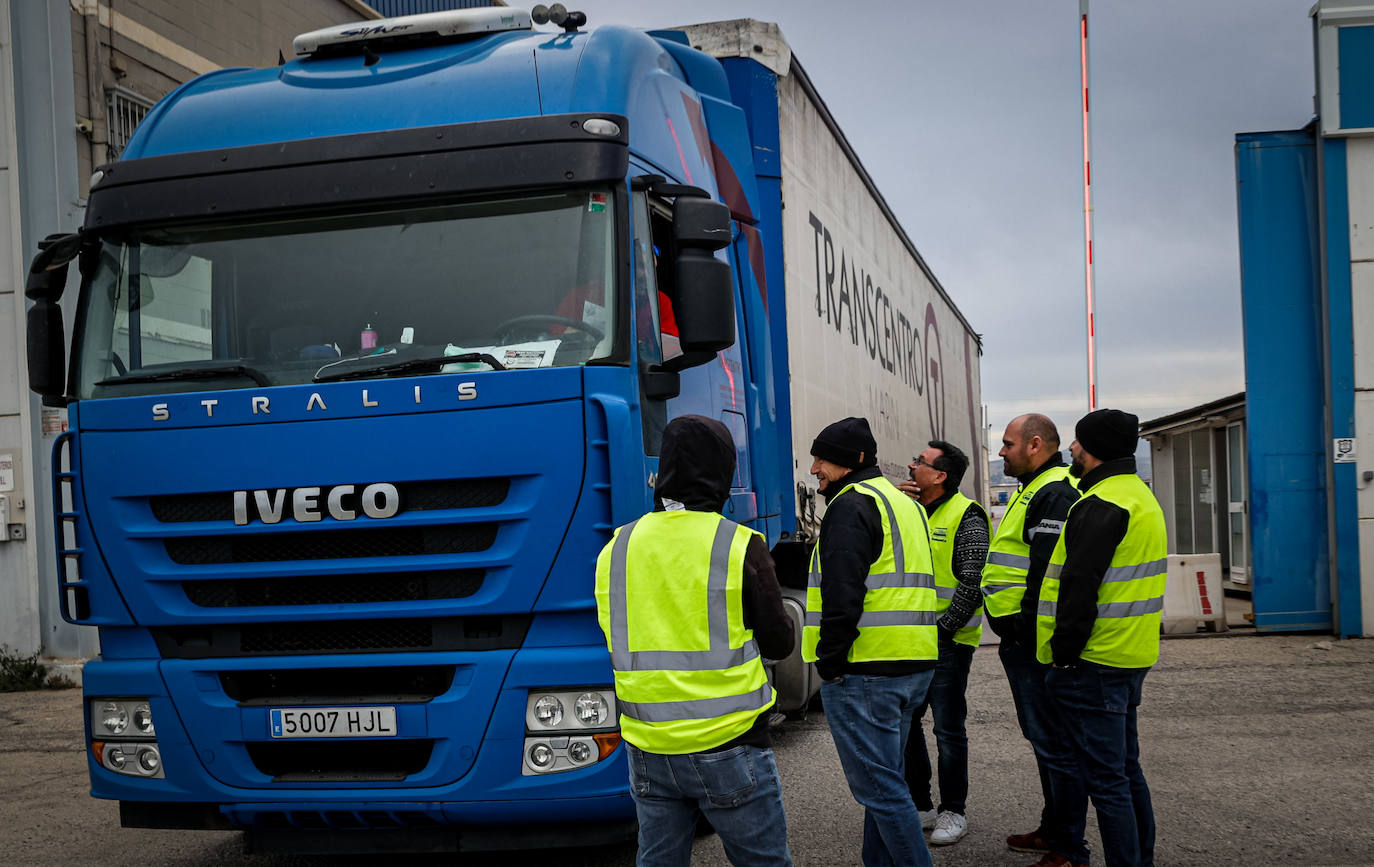 Los transportistas más críticos afrontan el reto de mantener la presión en el día 15 de paro