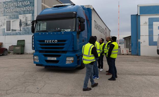 Los piquetes intentan cortar la autovía con neumáticos en Villanueva de la Reina