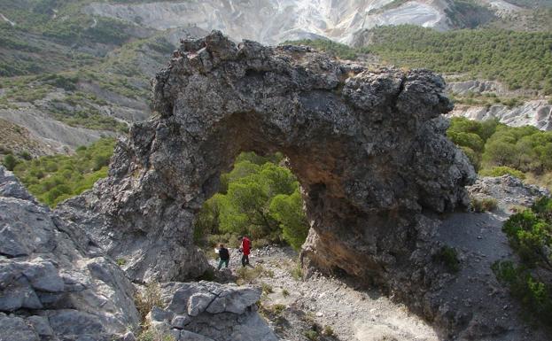 Caprichos de la naturaleza en Granada: una ventana de piedra milenaria