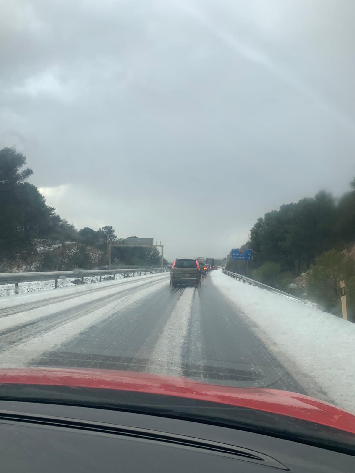 El granizo sorprende a varios pueblos de Granada y dificulta la circulación en la A-92