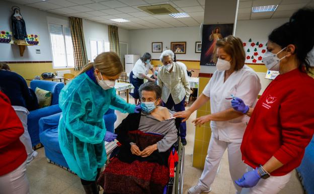 Más de 3.200 almerienses esperan la cuarta dosis en las residencias