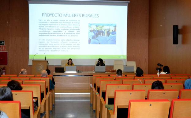 Experta aborda en la UAL la vulneración del derecho a empadronarse de las mujeres migrantes