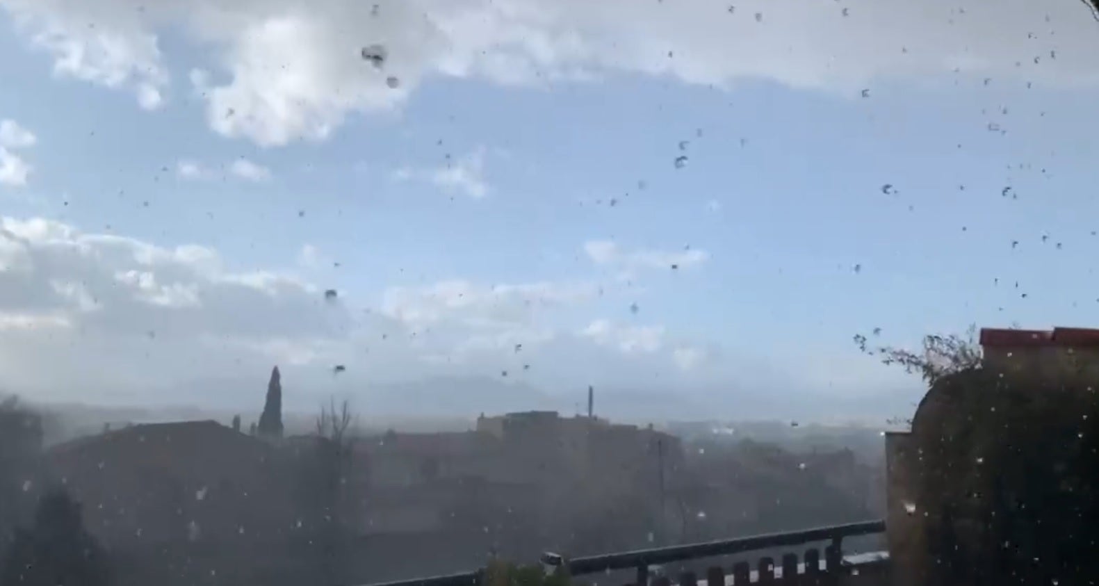 Marzo se despide con otra breve granizada en Granada y la cota de nieve bajando en Sierra Nevada