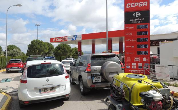 Colas en las gasolineras jienenses tras una semana a la espera del descuento