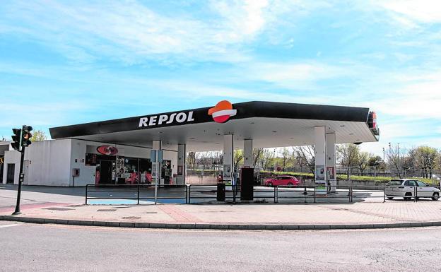 El adelanto del descuento en el combustible será la «ruina» para gasolineras pequeñas y de 'low-cost'