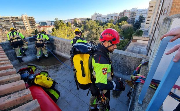 Los bomberos realizan simulaciones de rescate y emergencias en la capital