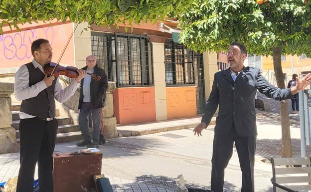 Miguel Hernández 'sorprende' a los viandantes de la capital jienense