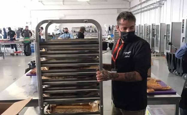 Un chef de La Herradura en las cocinas de la guerra: «Los refugiados tienen que sentir un trato de restaurante»