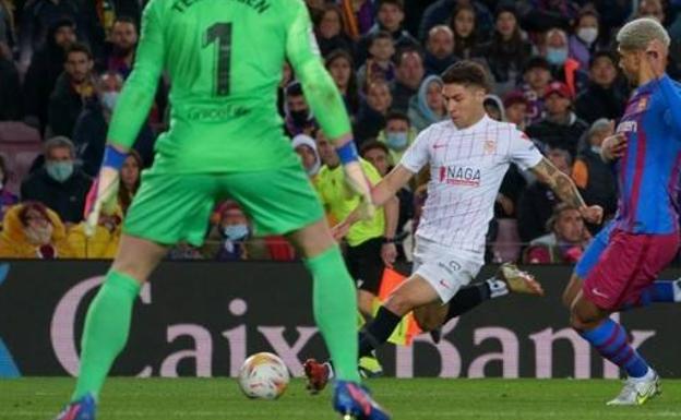 Montiel, baja en el Sevilla este viernes por ciclo de amarillas