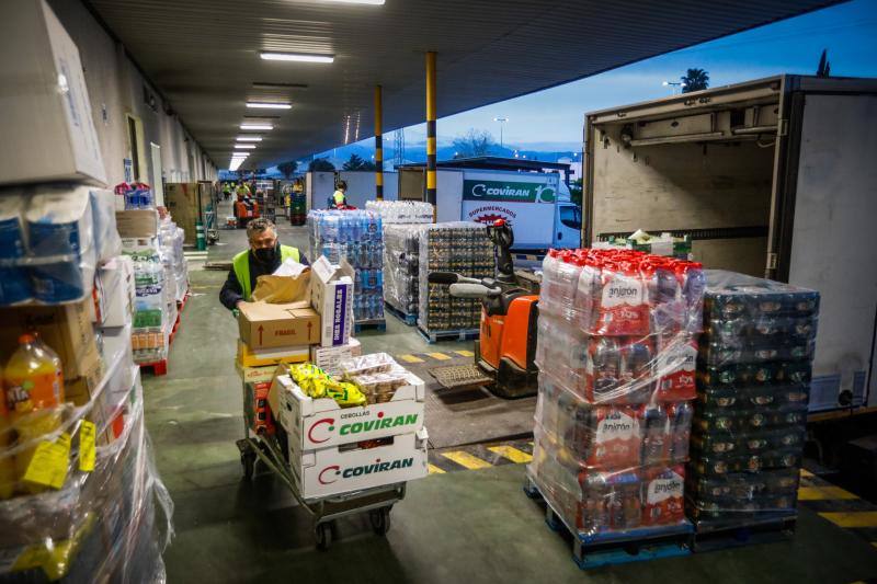 La industria alimentaria recurre a refuerzos de transporte para deshacer el tapón tras el paro