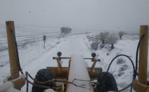 La nieve mantiene diez carreteras de Almería cerradas al tráfico