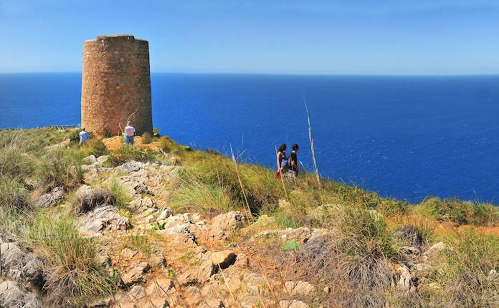 Las vistas al mar desde los asombrosos acantilados de Cerro Gordo en Granada