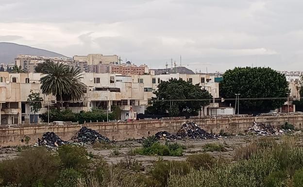El cauce del río Andarax, un vertedero incontrolado de basuras a su paso por el Puche