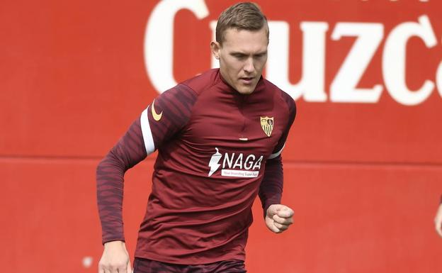 Augustinsson, único lateral zurdo en el Sevilla, con siete bajas