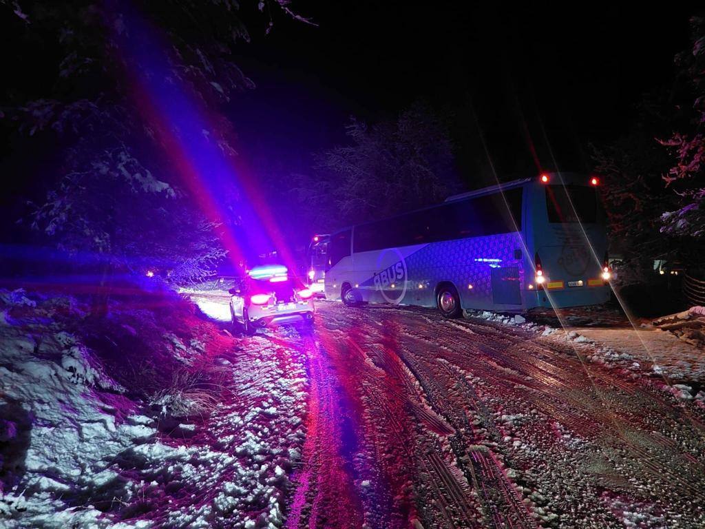 La Guardia Civil auxilia por la nieve en Cazorla a tres autobuses con 112 escolares