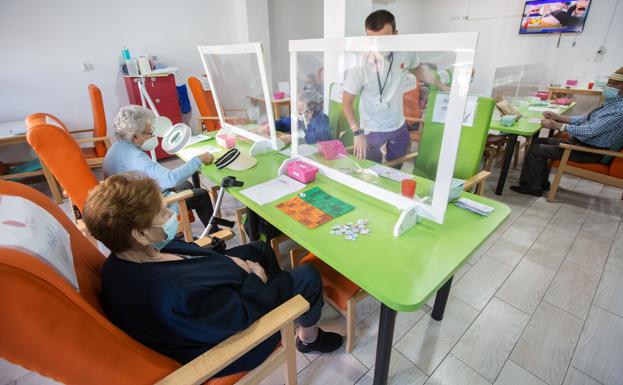 Cinco ancianos contagiados de covid han fallecido en las residencias de Almería en abril