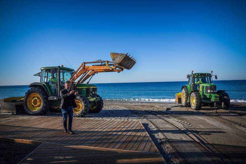 La Costa borra las huellas del temporal de sus playas
