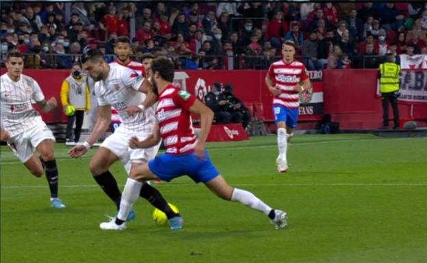 El árbitro anuló correctamente el gol de Rafa Mir por un codazo sobre Germán