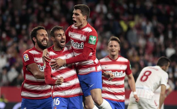 Víctor Díaz celebra la renovación con un gol que dio esperanzas