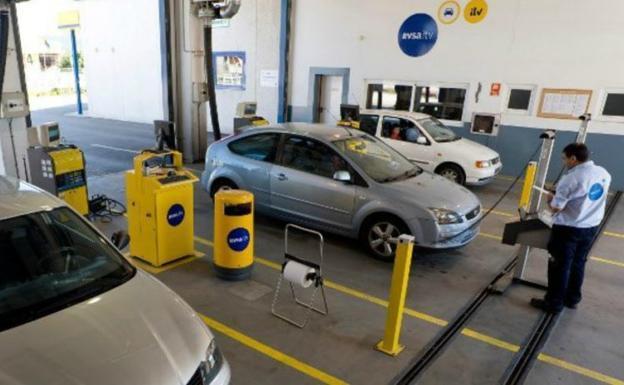 La ITV advierte de las pegatinas en el coche que suspenden la nueva revisión