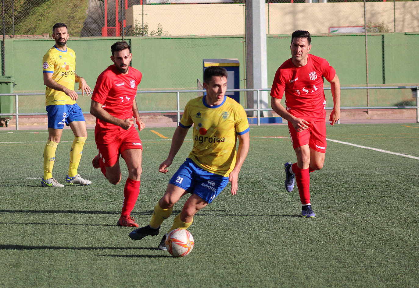 El Huétor Tájar acaricia el 'play-off' goleando al Alhaurín