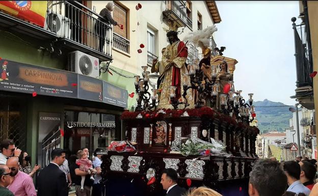 Cálida petalada para recibir a Jesús de la Piedad