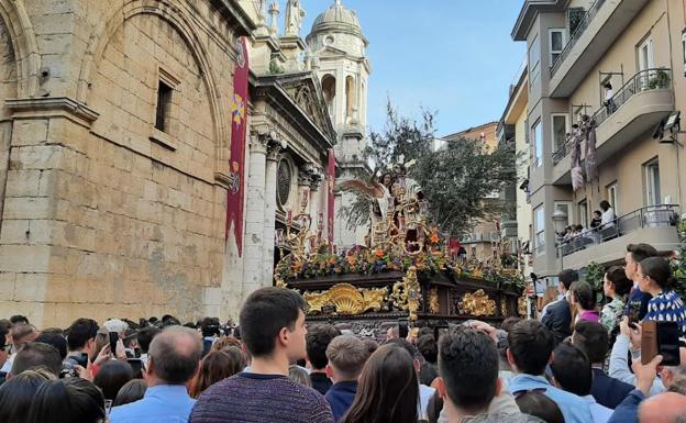 Los jienenses llenan la plaza de San Ildefonso para recibir a la Oración del Huerto
