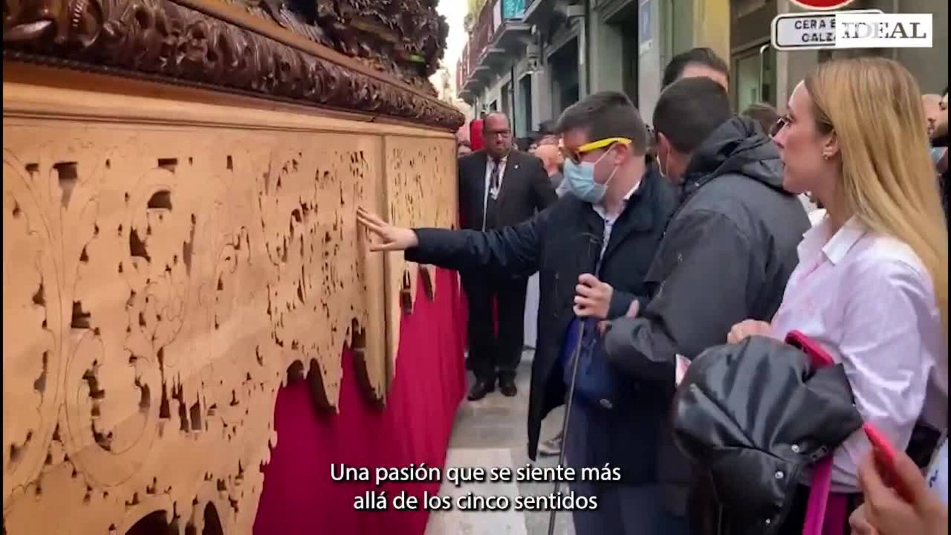 Así vive un invidente el paso de la Santa Cena