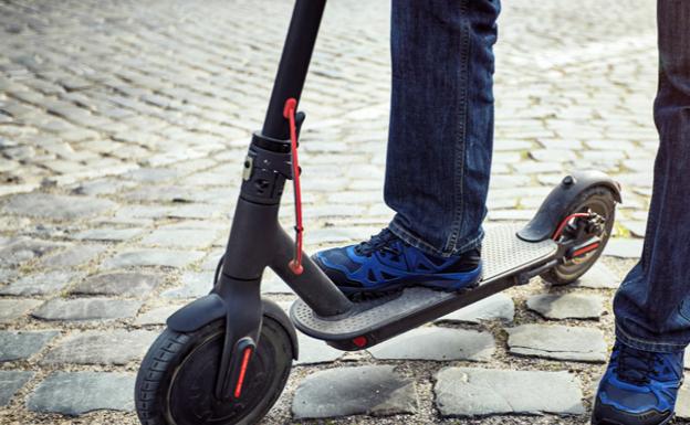 La DGT alerta de la multa de hasta 1.000 euros a los padres de los conductores de patinetes menores