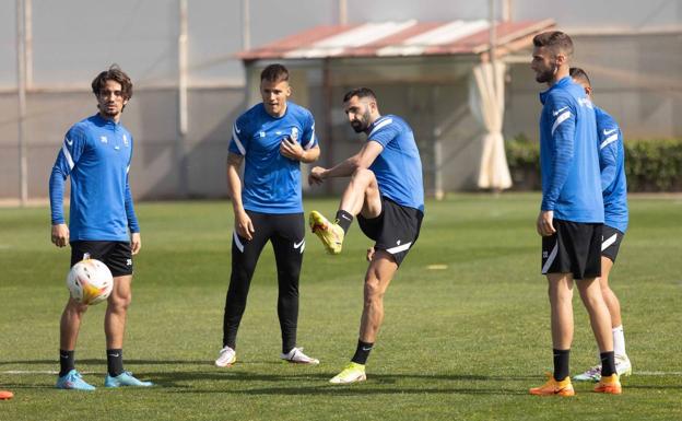 Gonalons, Montoro, Arias y Raba, con el grupo; Maximiano, ausente