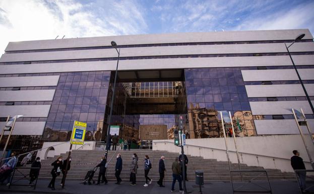 Cárcel por copiar 524 carnés en Granada para obtener créditos por más de 250.000 euros