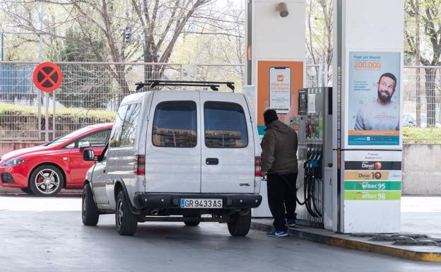 Facua denuncia a 12 gasolineras de Granada por subir precios el día que empezaron los descuentos