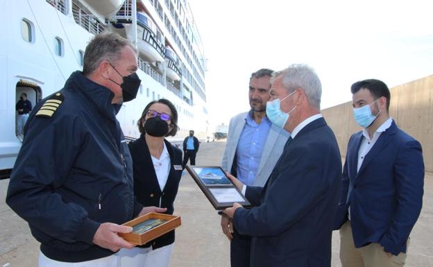 El Puerto de Motril recibe otro crucero con 452 pasajeros estadounidenses y 383 tripulantes