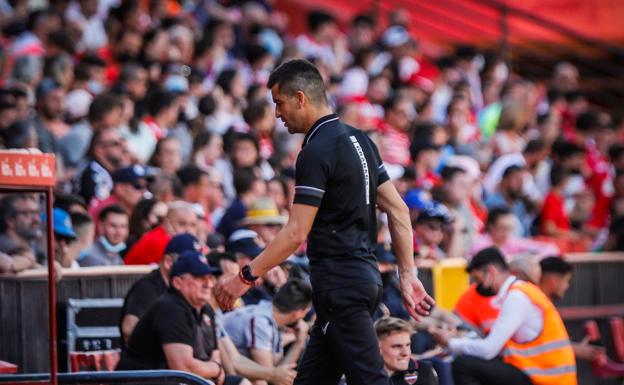 El club ratifica a Torrecilla de momento, a la espera del miércoles