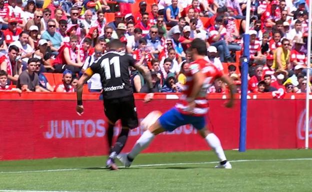 Bochornoso arbitraje de Pizarro Gómez que no esconde los pecados del equipo