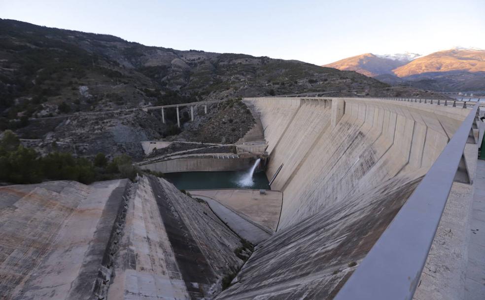 Pantanos o parques eólicos dejan dinero extra a 68 pueblos de Granada