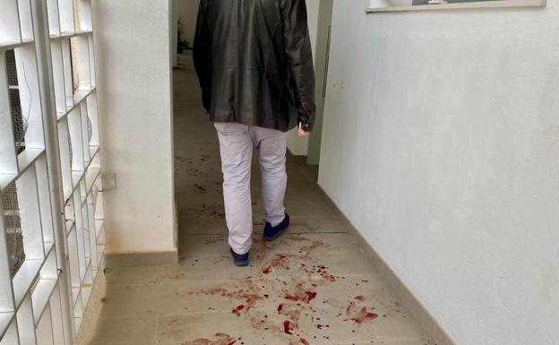 Apuñala a su vecino por la espalda en un bloque de pisos del Zaidín