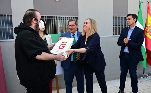 Junta y Diputación entregan las llaves de las 31 viviendas del rehabilitado edificio de La Madraza