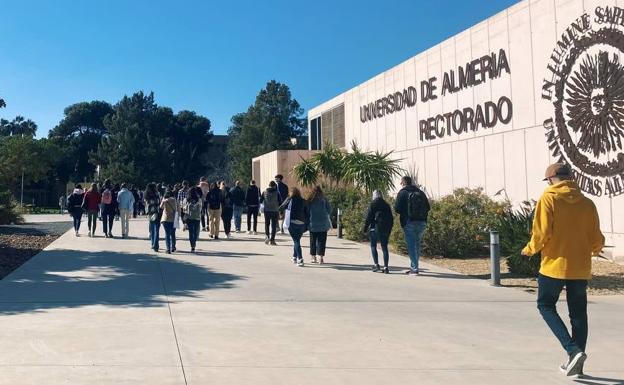 La UAL aconseja usar la mascarilla «aún no siendo obligatoria» en los espacios cerrados compartidos