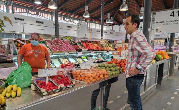 Los almerienses mantienen las mascarillas a pesar de las ganas de quitársela